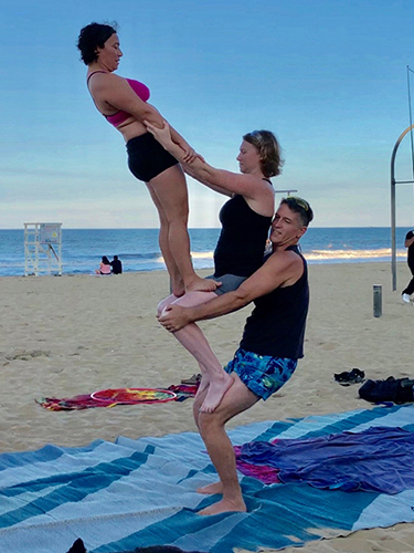 Acro Yoga 757 - Group Thigh Stand